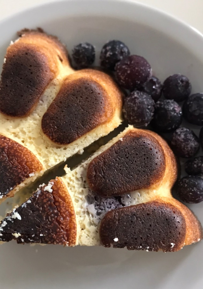 Una foto de Budín cítrico de queso y arándanos