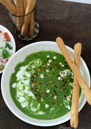 A picture of Creamy Spinach and broccoli soup.