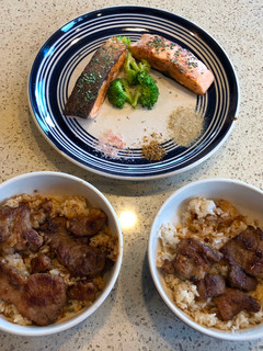 奶油香煎鮭魚,韓式烤肉飯『午餐輕食』 的食譜成品照片