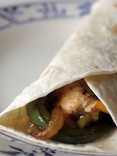 Una foto de Fajitas de pollo y verduras