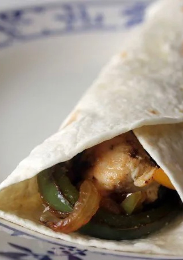 Una foto de Fajitas de pollo y verduras
