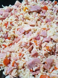 Una foto de Arroz integral con lacón y pimiento asado!🍚😋🍴