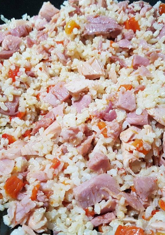Una foto de Arroz integral con lacón y pimiento asado!🍚😋🍴