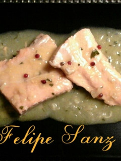 Una foto de Lomos de salmón en salsa de naranja y pimienta rosa