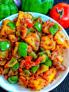 शिमलामिर्च आलू की सब्जी (shimla mirch aloo ki sabzi recipe in Hindi) रेसिपी मुख्य फोटो