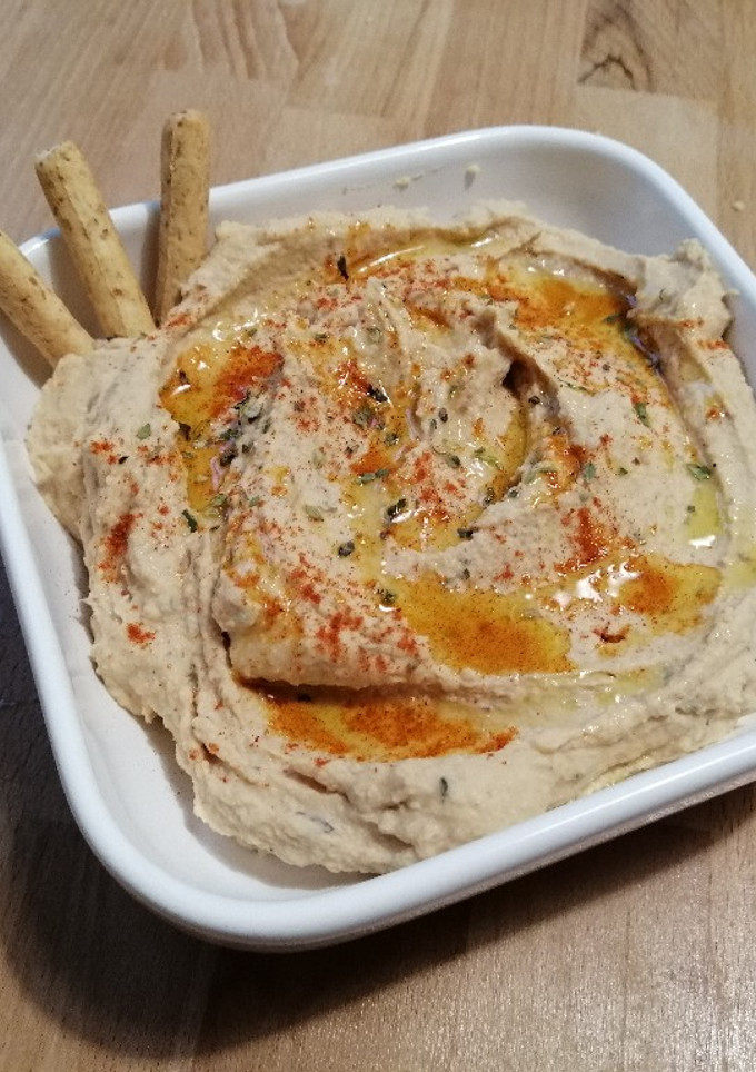 Una foto de Hummus con aceitunas negras