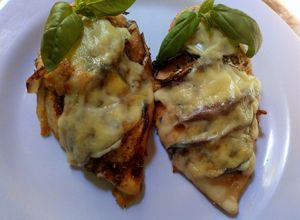 Una foto de Pechugas de pollo con cebolla morada queso y pimentón ahumado