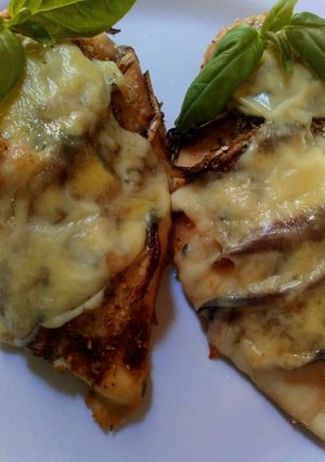 Una foto de Pechugas de pollo con cebolla morada queso y pimentón ahumado