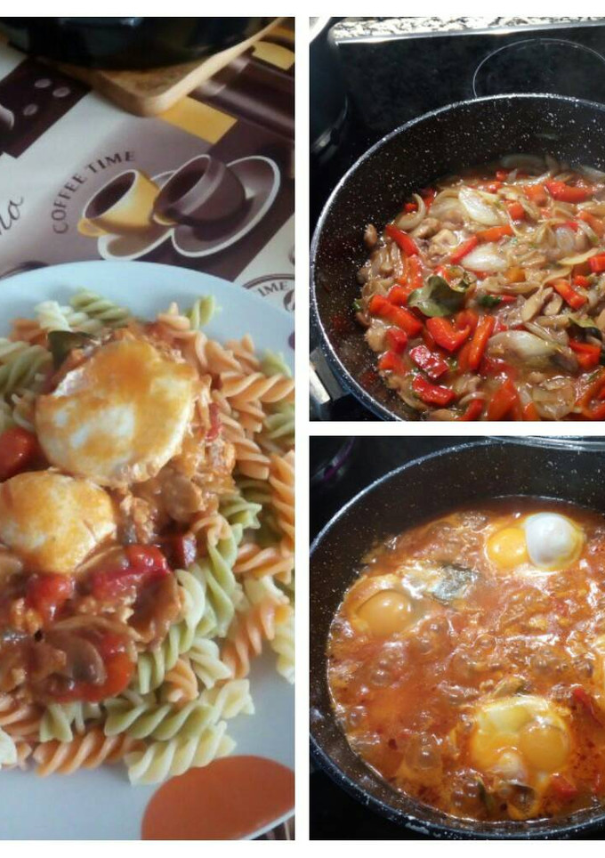 Una foto de Huevos escalfados con salsa de tomate