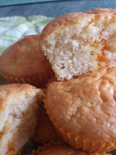 Una foto de Muffins de albaricoque y chocolate blanco