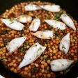 Garbanzos con calamares y panceta ibérica