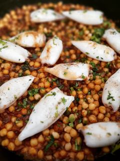 Una foto de Garbanzos con calamares y panceta ibérica