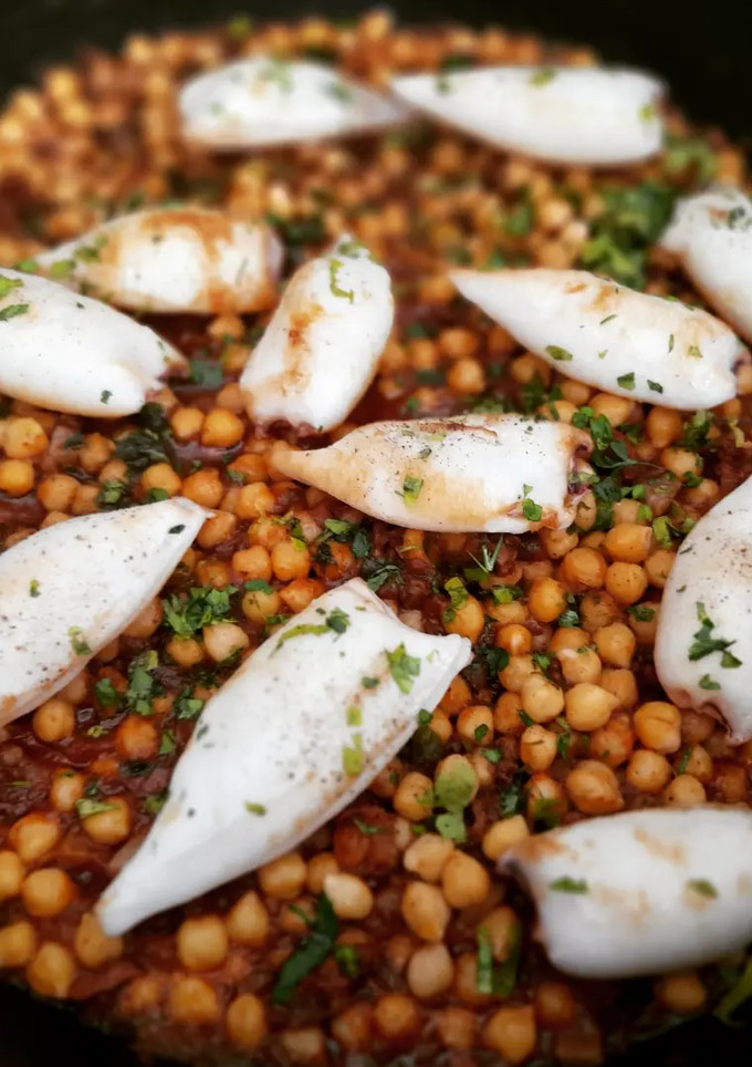 Una foto de Garbanzos con calamares y panceta ibérica