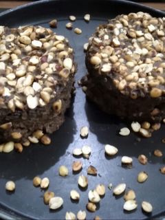 চকোলেট পিনাট কেক (Chocolate peanut cake recipe in bengali) রেসিপির প্রধান ছবি