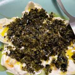 Una foto de Ensalada de burrata con pepinillos y aceitunas