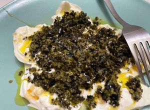 Foto principal de Ensalada de burrata con pepinillos y aceitunas