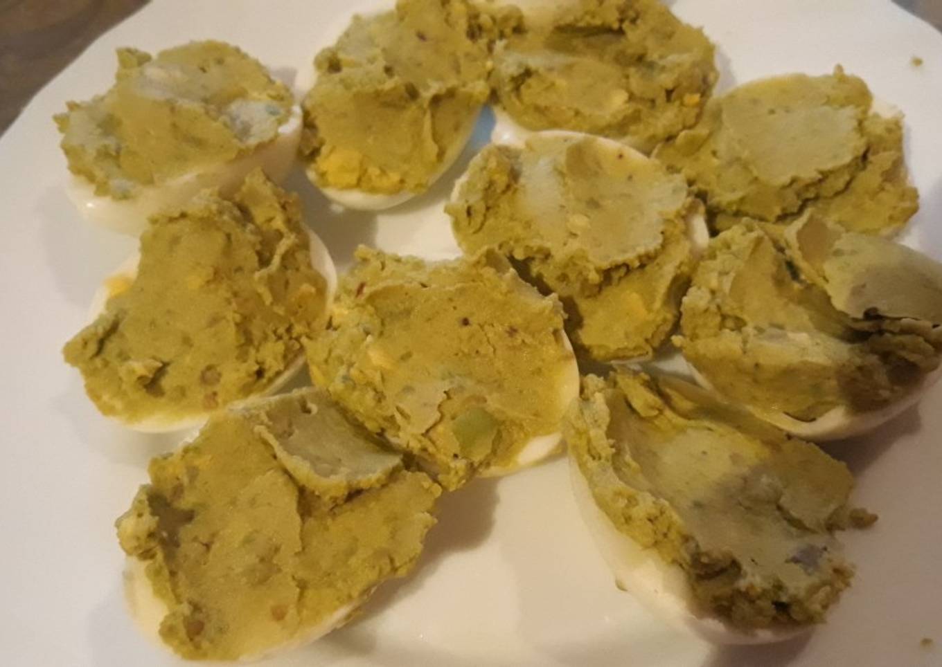 Huevos rellenos de aguacate