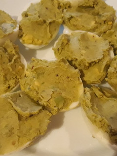 Una foto de Huevos rellenos de aguacate