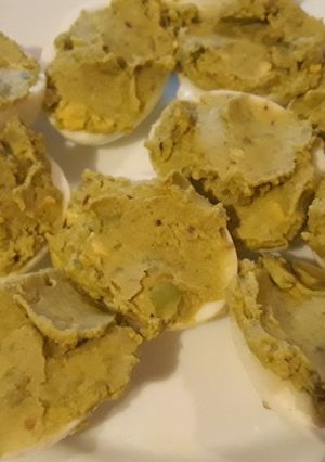 Una foto de Huevos rellenos de aguacate