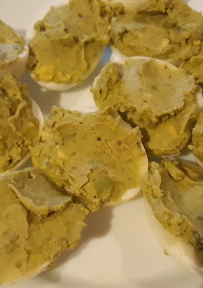 Una foto de Huevos rellenos de aguacate