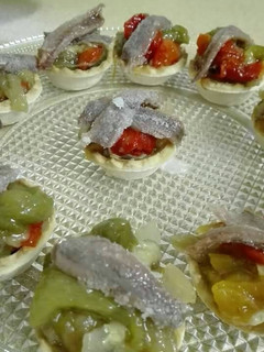 Una foto de Mini tartaletas de escalivada y anchoa
