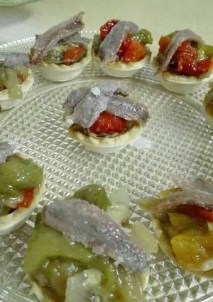 Una foto de Mini tartaletas de escalivada y anchoa