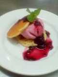 Mini panquecas con helado de fresa y topic de mora