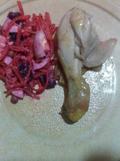 Una foto de Pollo al horno con ensalada de remolacha!😋