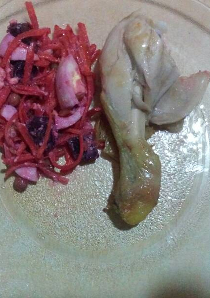 Una foto de Pollo al horno con ensalada de remolacha!😋