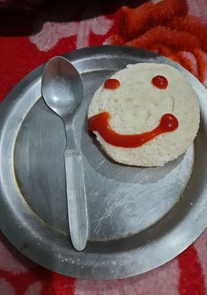 रवा इडली (rava idli recipe in Hindi) रेसिपी मुख्य फोटो
