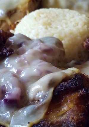 Lilahagymás, gombás tarja, füstölt sajt “szigeteléssel” recept fotója