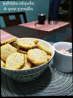 Una foto de Galletitas integrales de queso y semillas