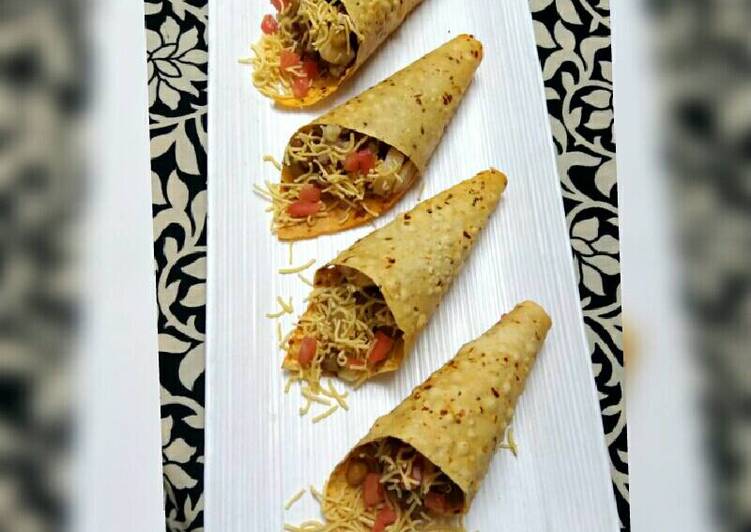 Chickpeas Salad in Papad Cone