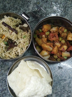புதினா கொத்தமல்லி சாதம் & உருளைக்கிழங்கு மசாலா (Puthina kothamalli satham recipe in tamil) செய்முறை முக்கிய புகைப்படம்
