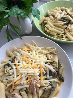 Una foto de Macarrones con melva y acelgas silvestres, one pot!