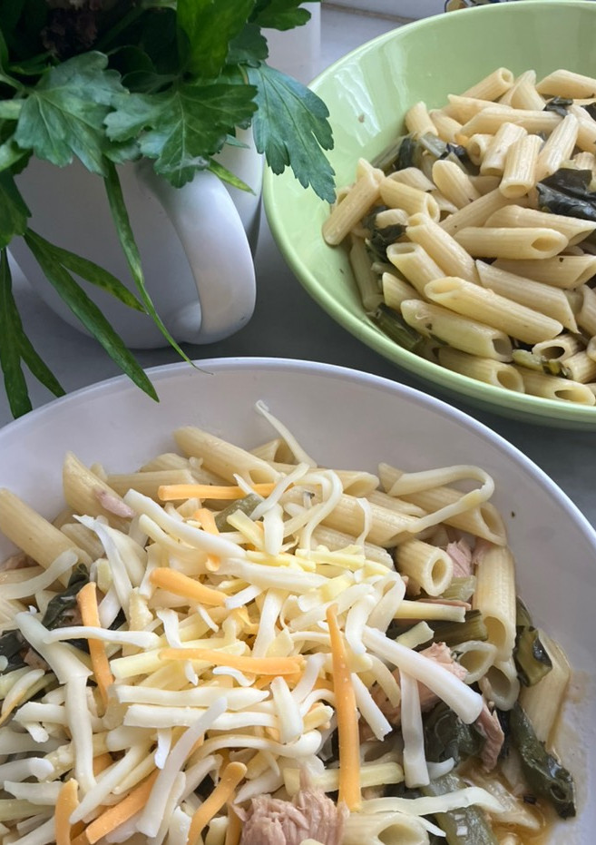 Una foto de Macarrones con melva y acelgas silvestres, one pot!