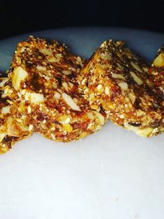 खजूर ड्राईफ्रूट रोल (khajur dry fruit roll recipe in Hindi) रेसिपी मुख्य फोटो
