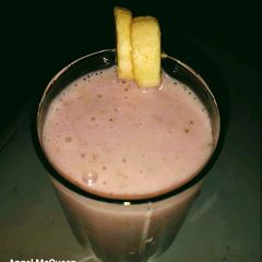 A picture of Strawberry n banana shake.