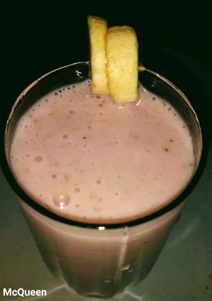 A picture of Strawberry n banana shake.