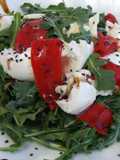 Ensalada de rúcula con burrata y pimientos asados