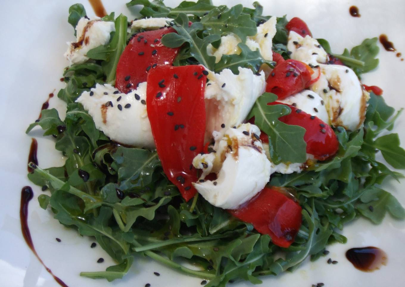 Ensalada de rúcula con burrata y pimientos asados