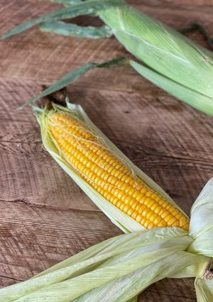 A picture of 🌽 How to steam sweet corn on the cob with microwave in 5 min.