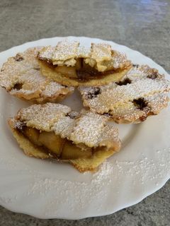 Foto di Crostatine di mela con confettura di albicocca
