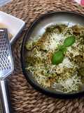 Lazos de pasta multicolor al pesto en estuche Lékué al microondas