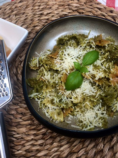 Una foto de Lazos de pasta multicolor al pesto en estuche Lékué al microondas