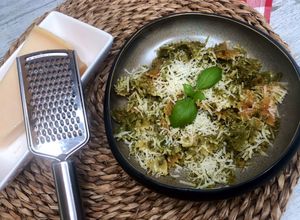 Foto principal de Lazos de pasta multicolor al pesto en estuche Lékué al microondas