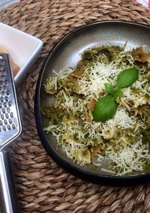 Foto principal de Lazos de pasta multicolor al pesto en estuche Lékué al microondas