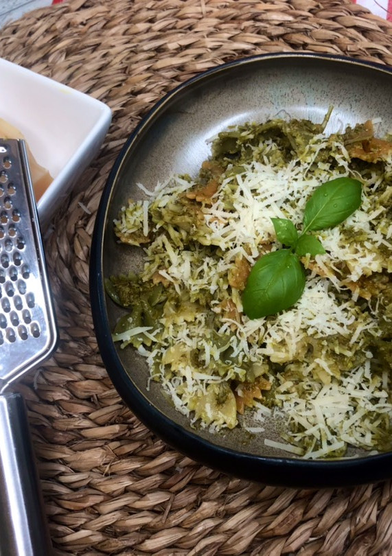 Una foto de Lazos de pasta multicolor al pesto en estuche Lékué al microondas