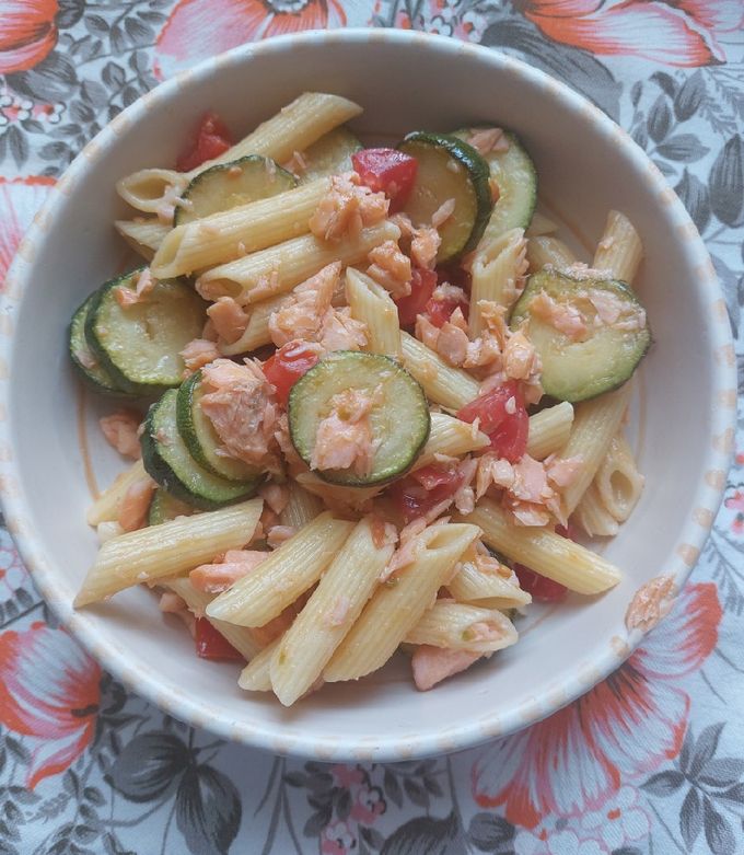 Foto di Pasta fredda con zucchina e salmone