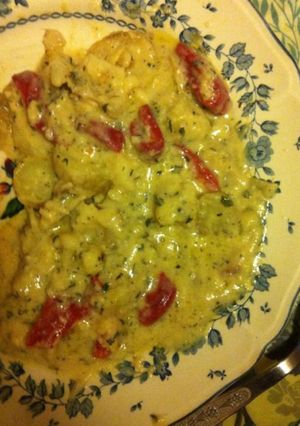 Une photo de Merlu et saumon au chou fleur pommes de terre et poivron sauce crème aux herbes